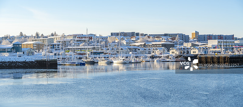 冬季哈夫纳夫约尔港的景色在水中倒影，哈夫纳夫约尔，冰岛图片素材