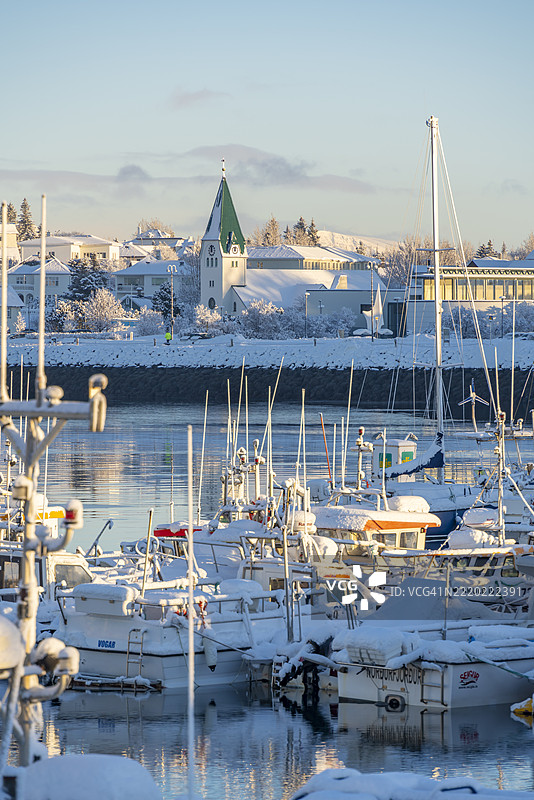 冬季哈夫纳夫约尔的码头和背景小镇的船只景观，冰岛哈夫纳夫约尔图片素材
