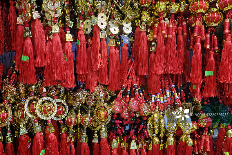 越南胡志明市华人区周边商店的越南和中国新年装饰图片素材