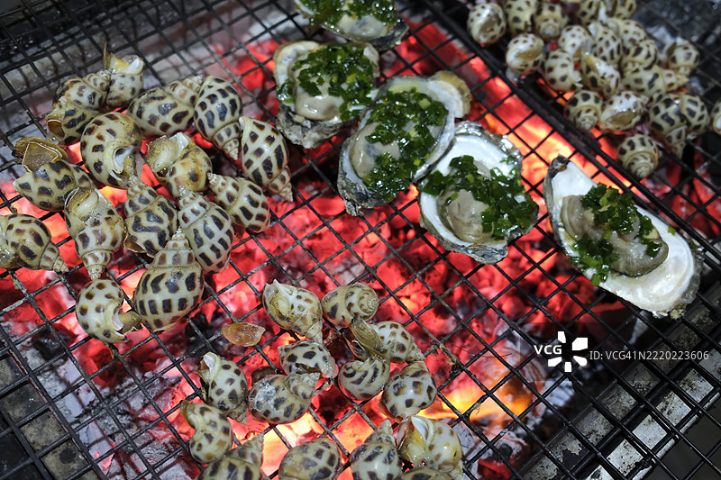 越南胡志明市提供烧烤特色菜和海鲜的餐厅图片素材