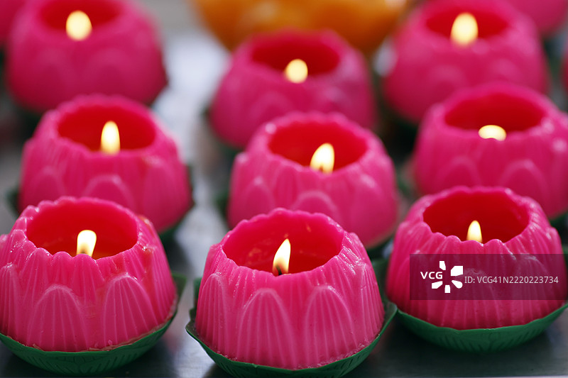 象征人类成长与发展的粉色莲花蜡烛，位于马来西亚吉隆坡的天后宫。图片素材