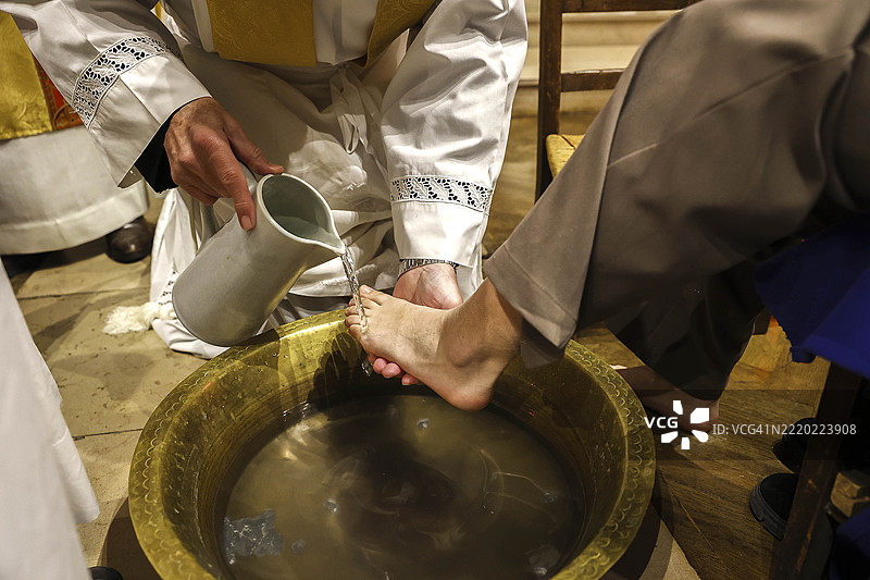圣菲利普杜鲁尔天主教堂的洗脚仪式和圣餐星期四庆祝活动，法国巴黎图片素材