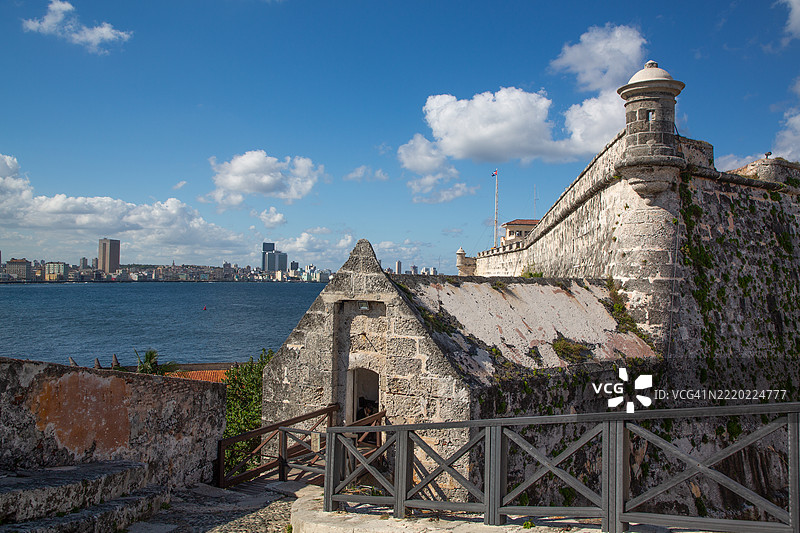 摩罗三王城堡在前景，联合国教科文组织，哈瓦那天际线在背景，哈瓦那，古巴图片素材