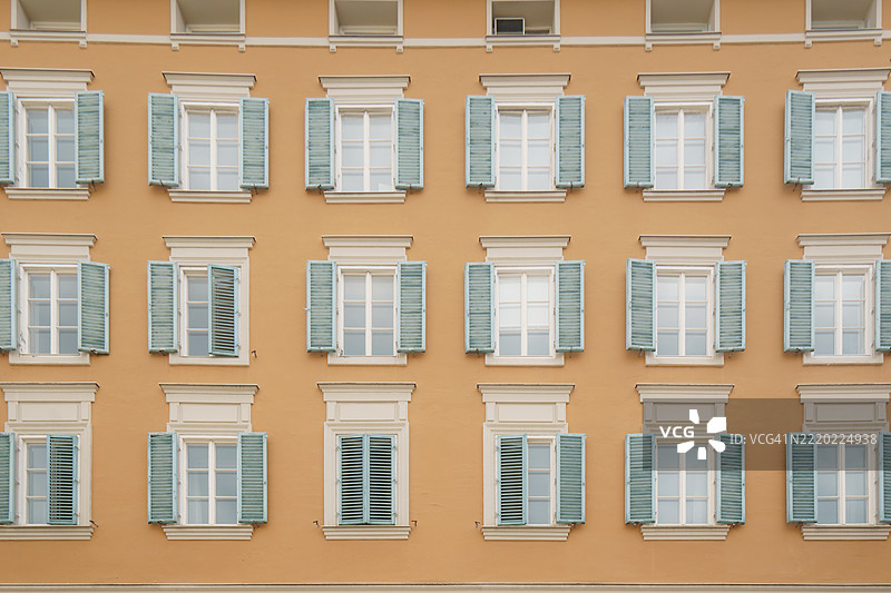 对称的柔和色调百叶窗建筑外立面图片素材