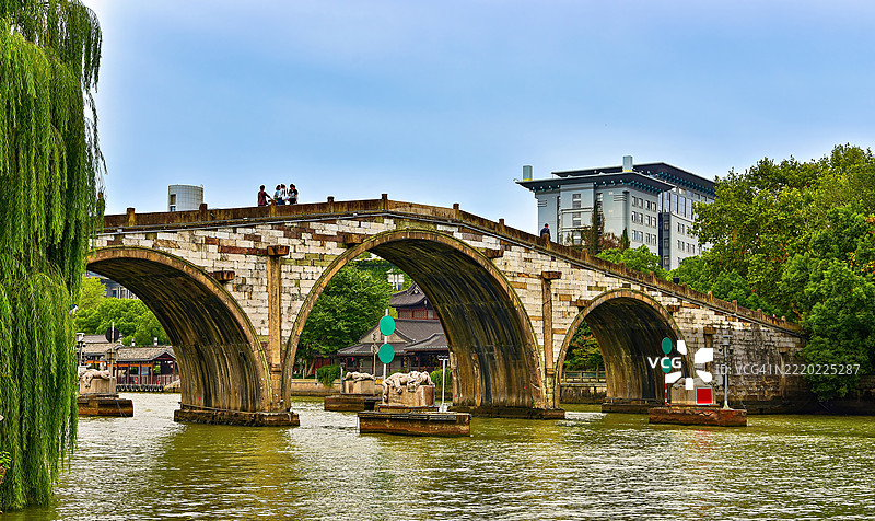 98米的拱辰桥，位于中国浙江省杭州，横跨大运河，联合国教科文组织世界遗产。图片素材