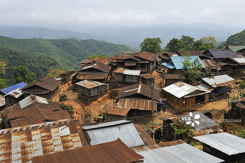 老挝西北部乌多姆赛省穆昂拉周围山区的阿卡族村庄图片素材