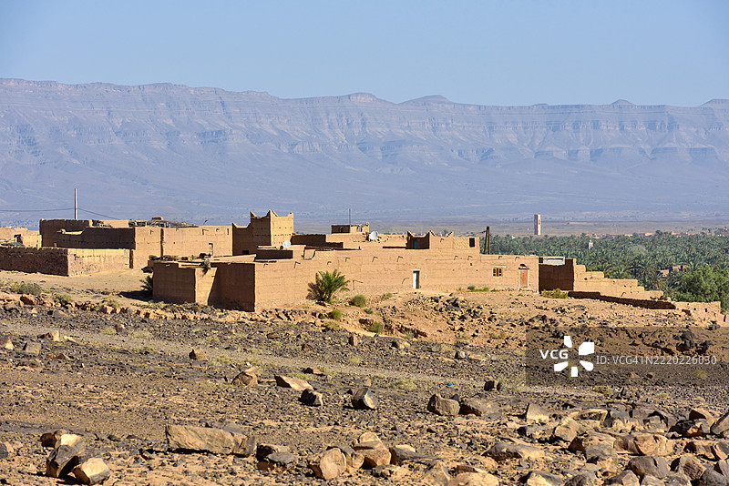 位于棕榈树林边缘的村庄，扎戈拉到阿格兹的道路，德拉河谷，扎戈拉省，德拉-塔菲拉勒地区，摩洛哥图片素材