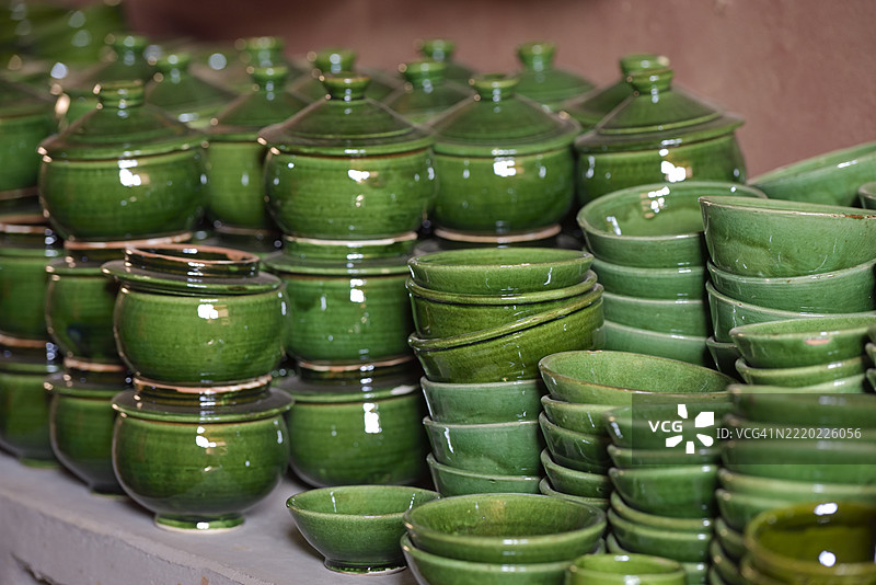 摩洛哥扎戈拉省德拉-塔菲拉勒地区德拉河谷塔梅格鲁特市陶器中的主色调：绿色釉。图片素材