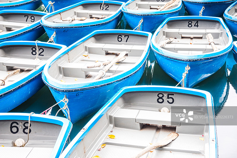 京都本州的岚山河上停靠的蓝色小船的细节视图图片素材