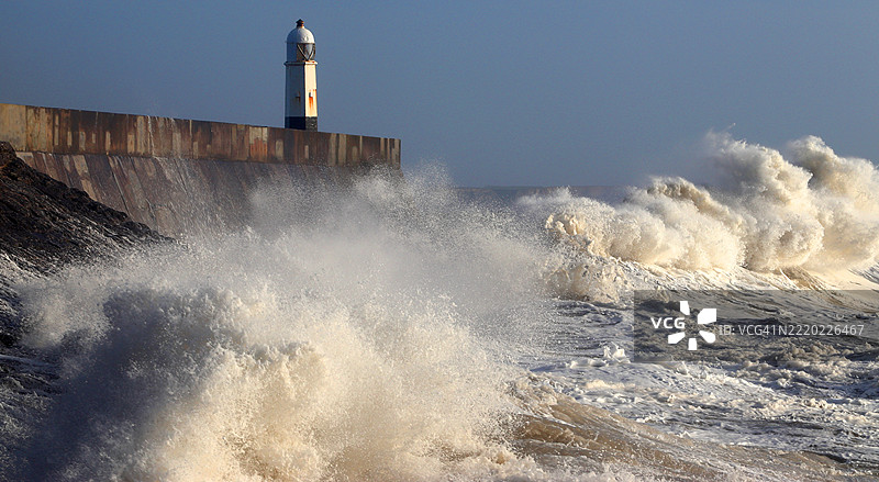 风暴海浪（风暴埃欧温），波斯考尔码头，南威尔士，英国图片素材