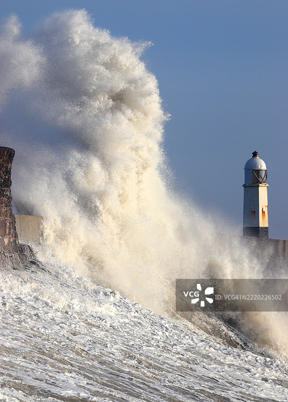 风暴海浪（风暴埃欧温），波斯考尔码头，南威尔士，英国图片素材