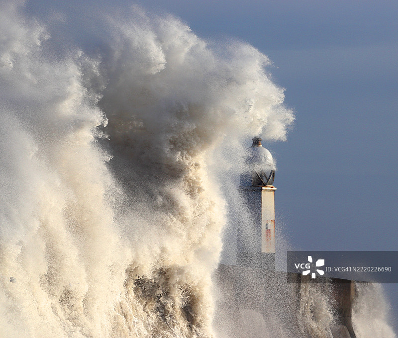 风暴海浪（风暴埃欧温），波斯考尔码头，南威尔士，英国图片素材