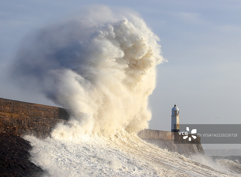 风暴海浪（风暴艾欧温），波斯考尔码头，南威尔士，英国图片素材