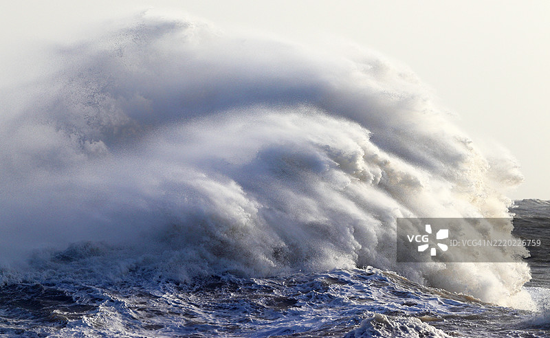 风暴海浪（风暴埃欧温），波斯考尔码头，南威尔士，英国图片素材