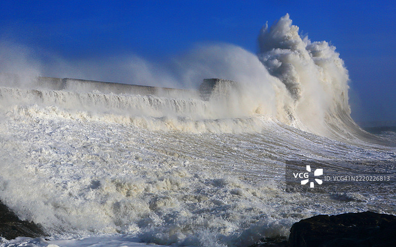 风暴海浪（风暴埃欧温），波斯考尔码头，南威尔士，英国图片素材