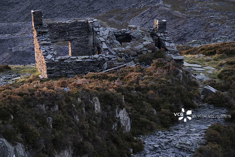 最后的光线照耀在迪诺维克采石场(Dinorwig Quarry)废弃建筑的遗迹上,位于威尔士北部的埃里里(雪墩国家公园)。图片素材