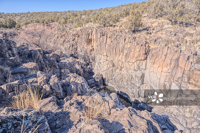 干枯的瀑布悬崖，约翰逊峡谷，位于阿什福克附近的贝恩布里奇钢铁和石材大坝之间，凯巴布国家森林，亚利桑那州，美国图片素材