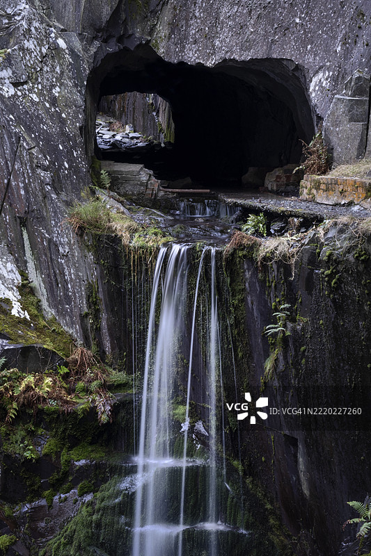 斯莱特洞穴隧道入口的瀑布，迪诺维格采石场（Dinorwic Quarry），埃里里（斯诺多尼亚国家公园），威尔士北部，英国图片素材