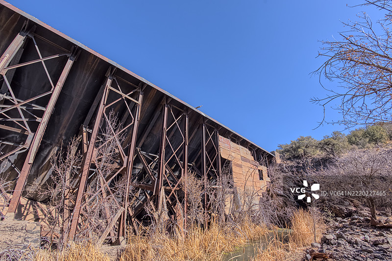 从亚利桑那州凯巴布国家森林的阿什福克附近，俯视历史悠久的贝恩布里奇钢坝。图片素材