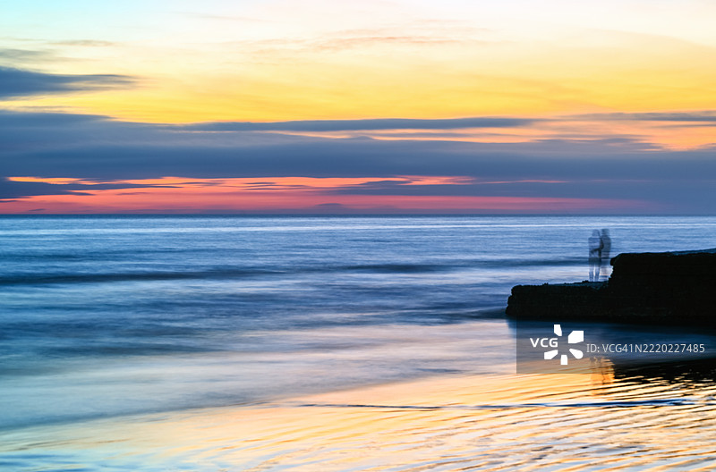 从英格兰东萨塞克斯的布莱顿海滩俯瞰英吉利海峡的多彩日落，布莱顿和霍夫市。图片素材