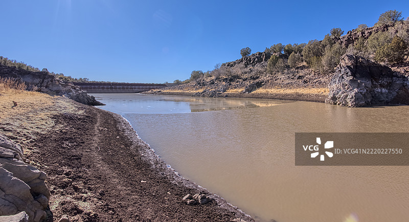亚利桑那州凯巴布国家森林附近的阿什福克历史悠久的贝恩布里奇钢坝的海岸线景观图片素材