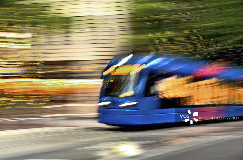 模糊运动的轻轨图片素材