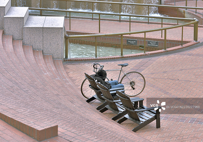 男子在先锋广场休息图片素材