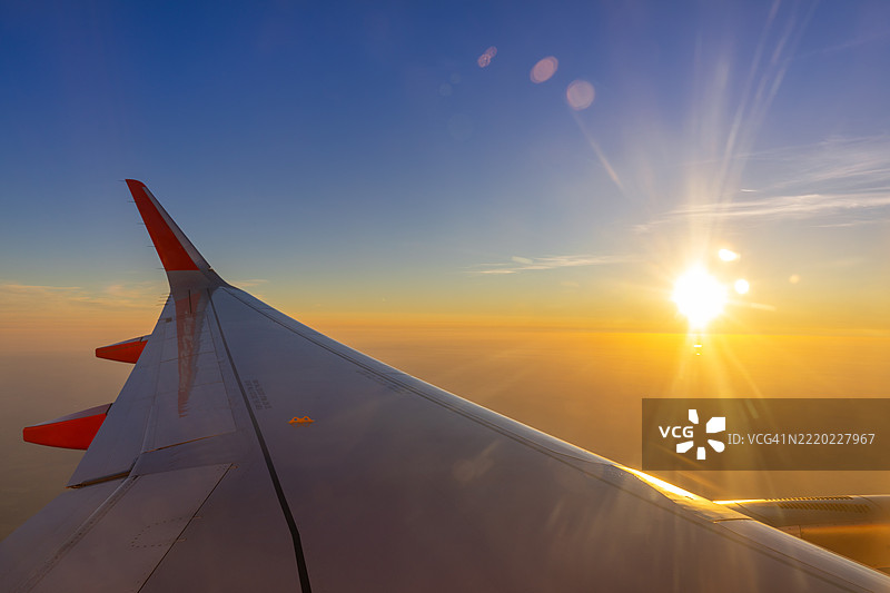 飞机机翼，阳光透射，英格兰日落图片素材