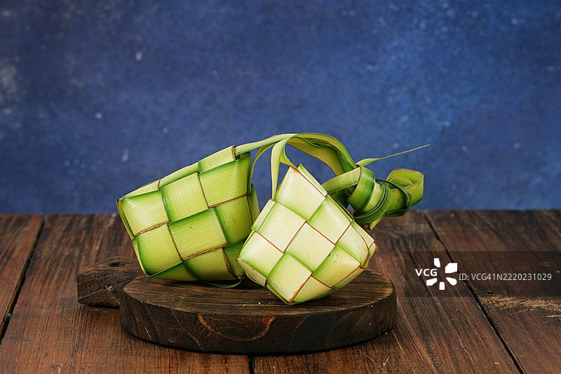 传统的椰子饭编织展示在木片上图片素材