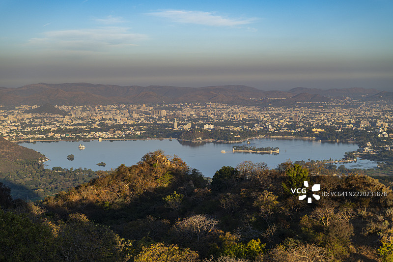 从季风宫（萨贾恩堡宫）俯瞰乌代布尔，印度拉贾斯坦邦乌代布尔市图片素材