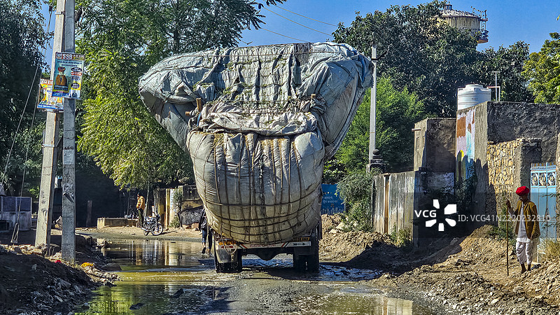 超载卡车，普什卡尔，拉贾斯坦邦，印度图片素材