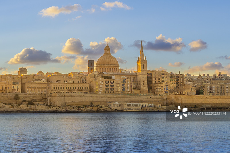 马耳他瓦莱塔马萨姆谢特港的圣保罗副主教座堂和圣母山大教堂图片素材