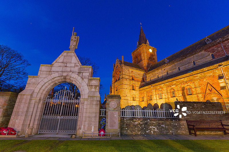 位于英国苏格兰奥克尼群岛基尔科瓦尔镇的12世纪圣马格纳斯大教堂图片素材