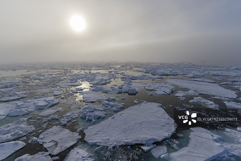 挪威斯瓦尔巴群岛诺尔道斯特兰德的帕兰德布塔出现雾和雾虹图片素材