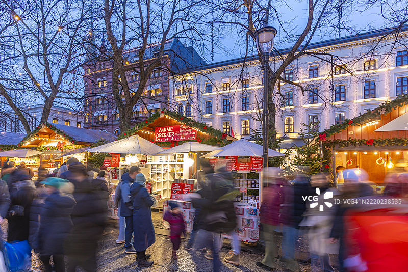 冬季黄昏时分，挪威奥斯陆斯托廷斯公园的圣诞市场景观图片素材