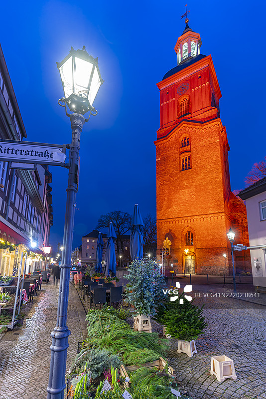 黄昏时分，德国柏林斯潘道老城区的圣尼古拉教堂景观图片素材