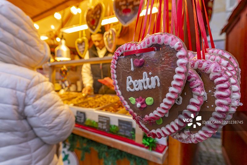 在德国柏林斯潘道老城的圣诞市场摊位上展示的糖果景观图片素材