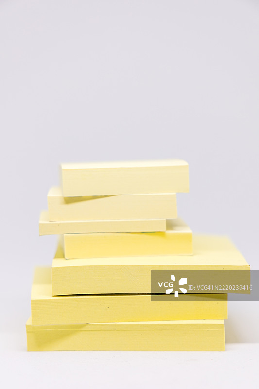 黄色便签纸堆的特写图片素材
