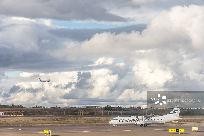 飞机在赫尔辛基机场降落图片素材
