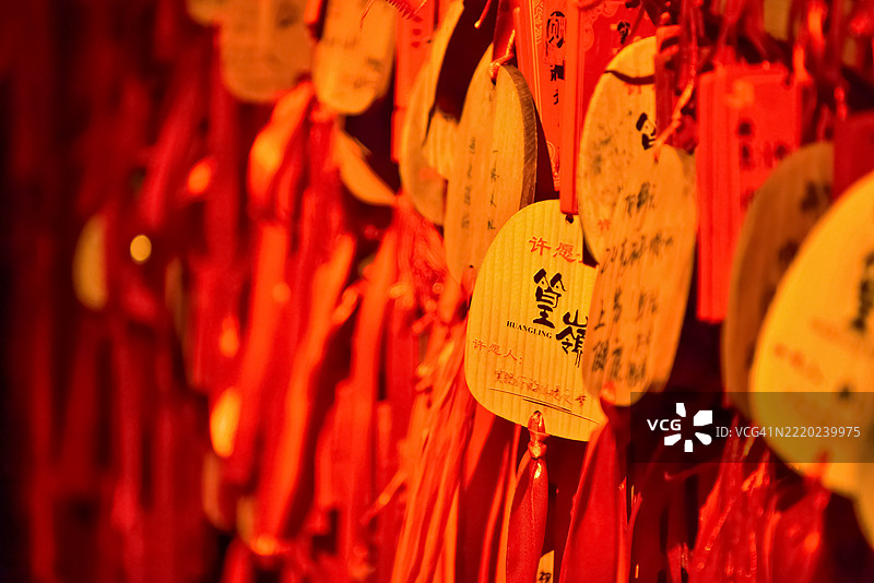 江西省上饶市婺源县黄岭古村的游客在木牌上写下的祝福图片素材