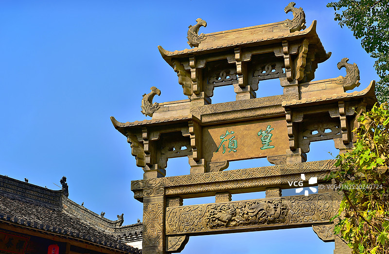 通往悬索桥的入口，通向黄岭，这是一座可以追溯到明代的古村落，位于江西省上饶市婺源县。图片素材