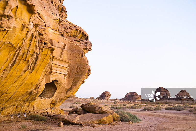 在沙特阿拉伯麦地那省的赫格拉遗址内，贾巴尔·巴纳特（卡斯尔·阿尔·宾特）地区的砂岩岩石上雕刻的墓葬图片素材