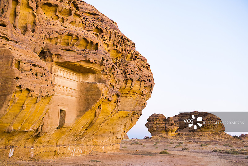 在沙特阿拉伯麦地那省的赫格拉遗址内，贾巴尔·巴纳特（卡斯尔·阿尔·宾特）地区的砂岩岩石上雕刻的墓葬图片素材