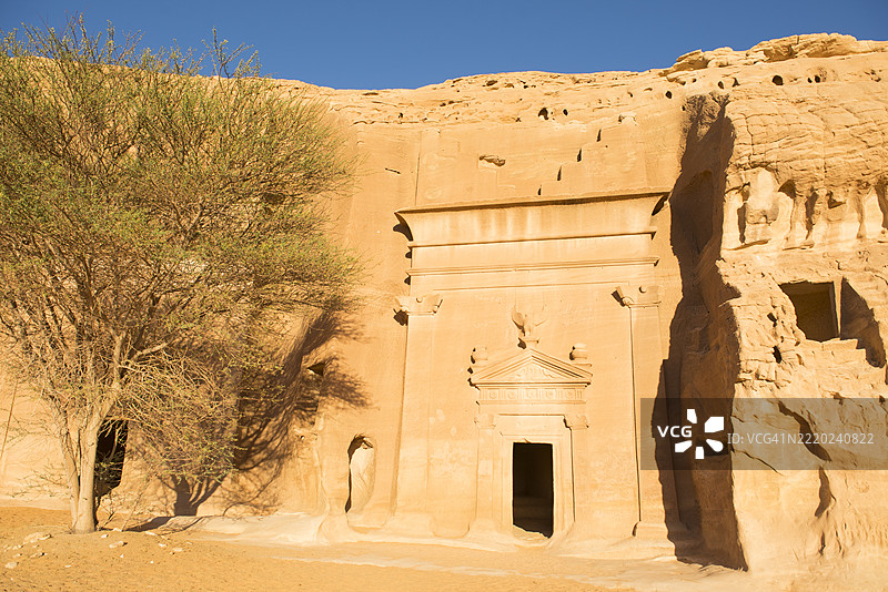 在沙特阿拉伯麦地那省阿尔乌拉的赫格拉（马达因·萨利赫）遗址，贾巴尔·巴纳特（卡斯尔·阿尔·宾特）地区的砂岩岩石上雕刻的墓葬图片素材
