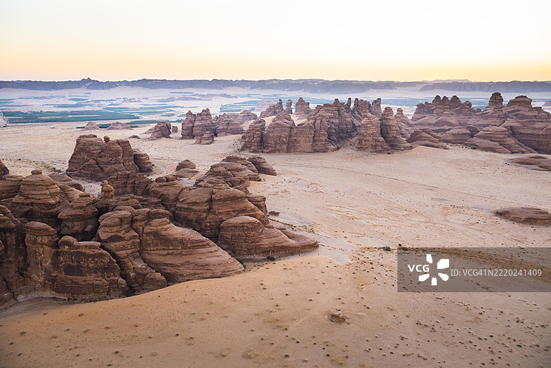 热气球俯瞰沙特阿拉伯麦地那省阿尔乌拉的赫格拉遗址及周边景观图片素材