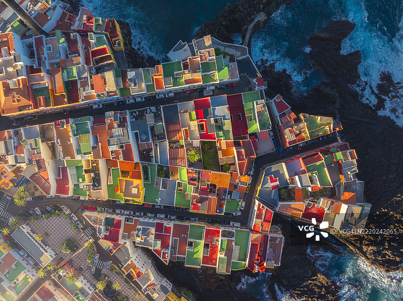 特内里费岛拉克鲁斯港普恩塔布拉瓦的彩色房屋在日出时的俯瞰景观，位于加那利群岛，马卡罗尼西亚，大西洋，西班牙图片素材