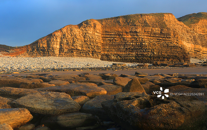 冬季在南威尔士布里真德的南德文湾，悬崖上的金色晚霞图片素材