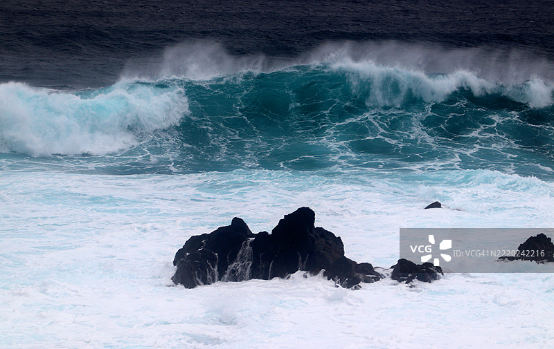 亚速尔群岛圣米格尔岛西北海岸莫斯特罗斯的大西洋海浪图片素材