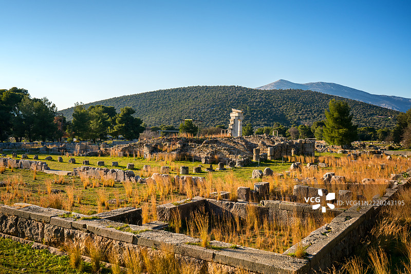 古代遗址，包含寺庙和剧院，埃皮达鲁斯，联合国教科文组织，伯罗奔尼撒，希腊图片素材