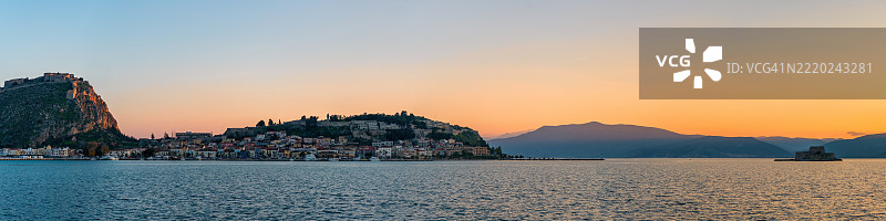 希腊伯罗奔尼撒半岛纳夫普利翁的日落城市全景图片素材